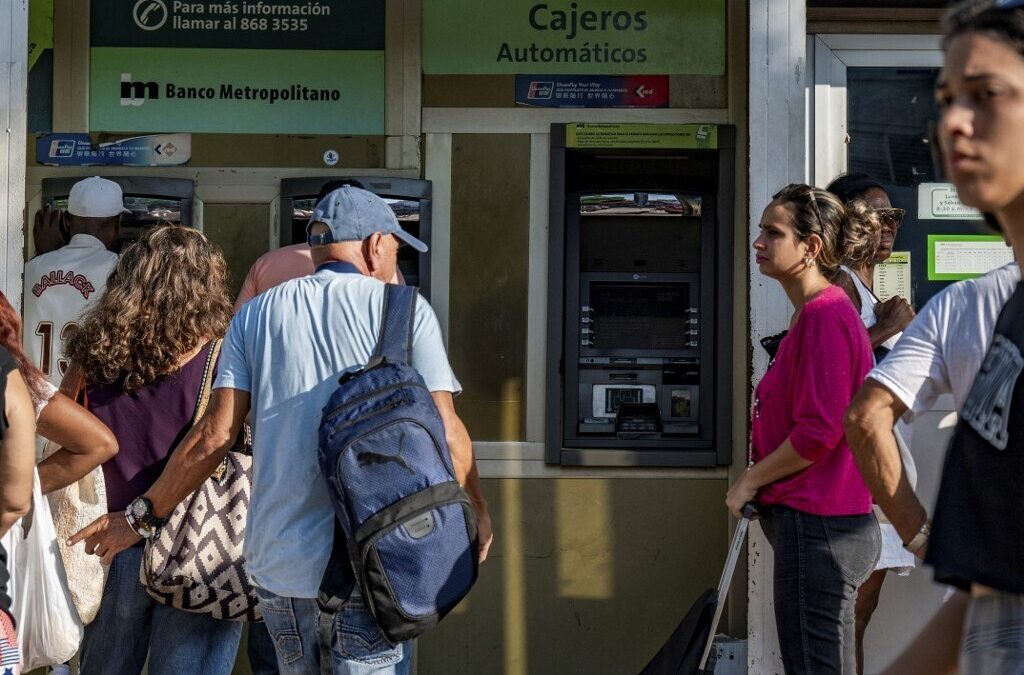 Longas filas e problemas de conexão: cubanos resistem à bancarização da economia