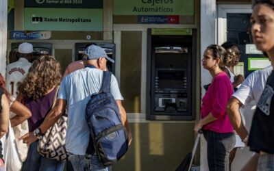 Longas filas e problemas de conexão: cubanos resistem à bancarização da economia